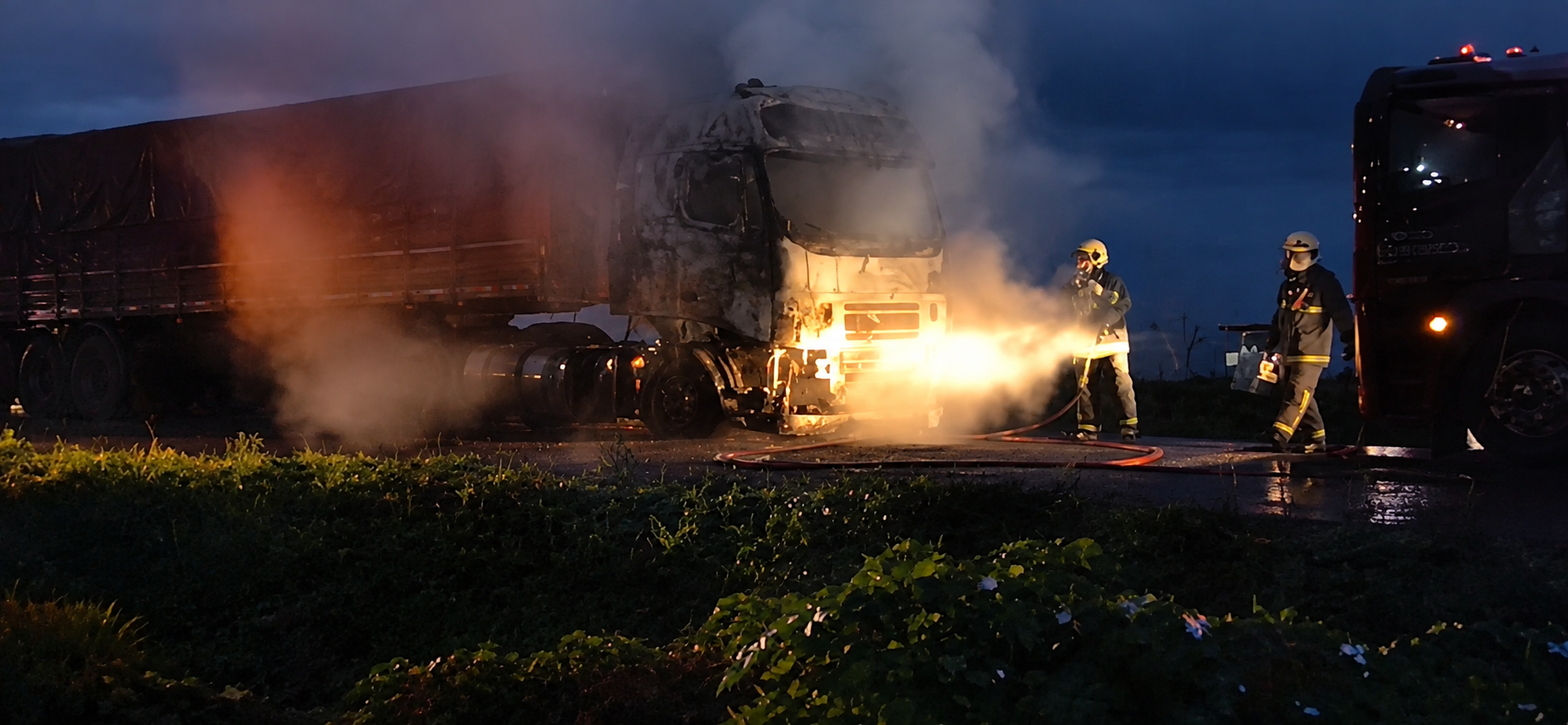 CAMINHÃO PEGA FOGO APÓS PANE NA BR-369 E TEM PARTE FRONTAL DESTRUÍDA