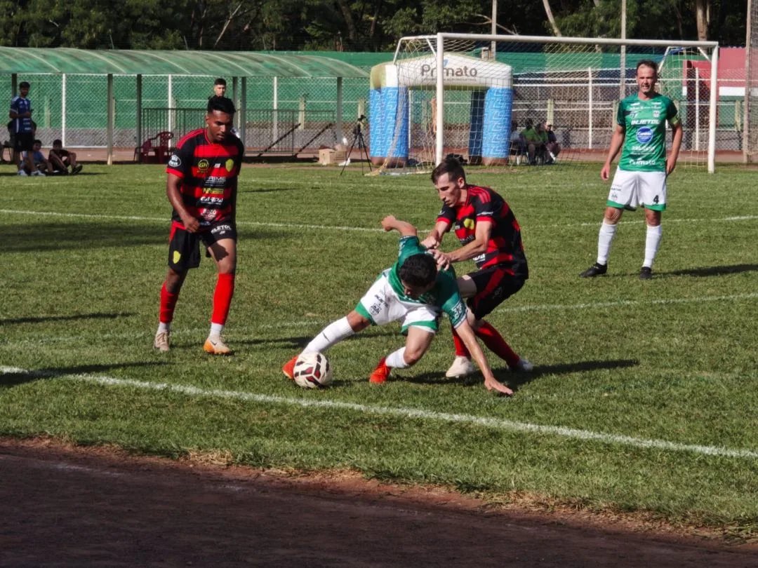 Gramado do Estádio Municipal 14 de Dezembro em Toledo preparado para partida de futebol